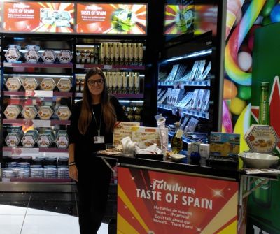 Promotora en aeropuerto