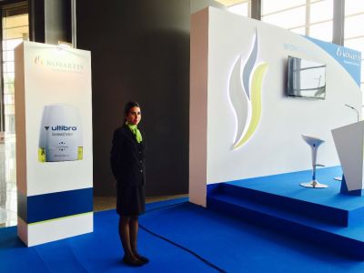 Azafatas de congreso en stand